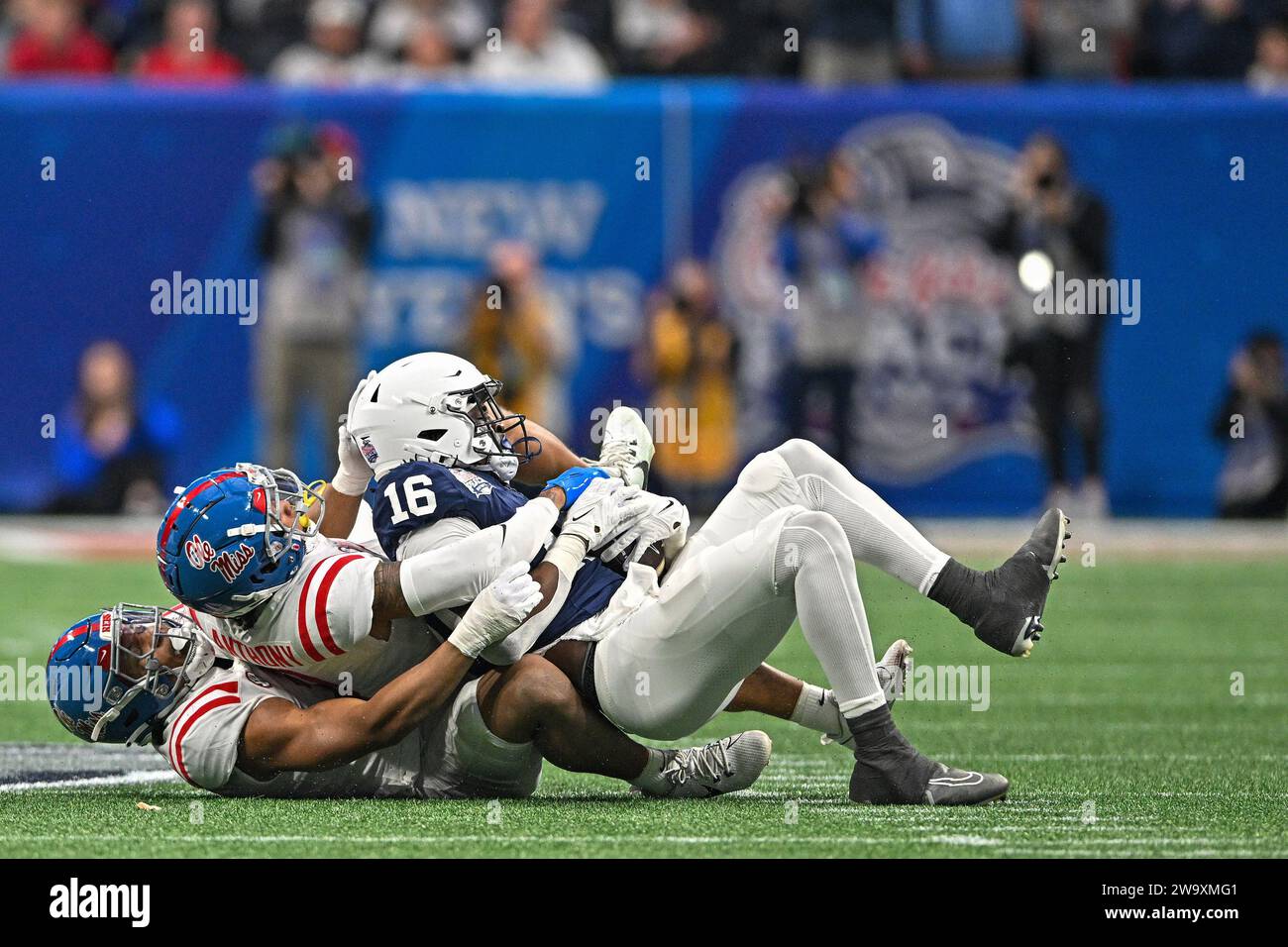 Atlanta, Stati Uniti. 30 dicembre 2023. Il tight end di Penn State Khalil Dinkins (16) viene abbattuto dai difensori del Mississippi durante la prima metà della partita di football universitario del Peach Bowl NCAA sabato 30 dicembre 2023, ad Atlanta, GA Foto di David Tulis/UPI credito: UPI/Alamy Live News Foto Stock