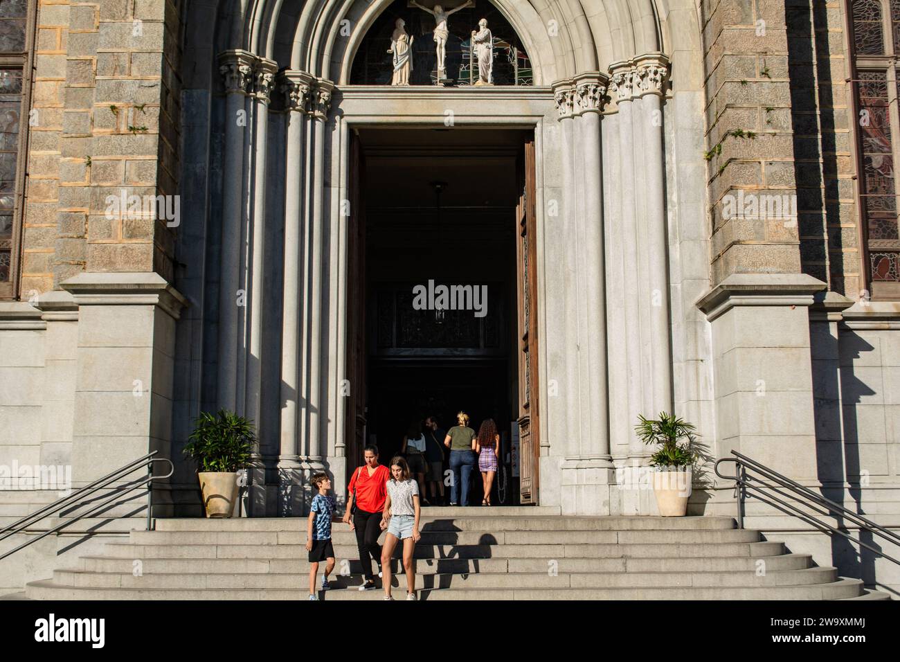 Petropolis, Rio de Janeiro, Brasile - 17 dicembre 2023: Turisti alla porta principale della cattedrale di Petropolis, un tempio cattolico neogotico Foto Stock