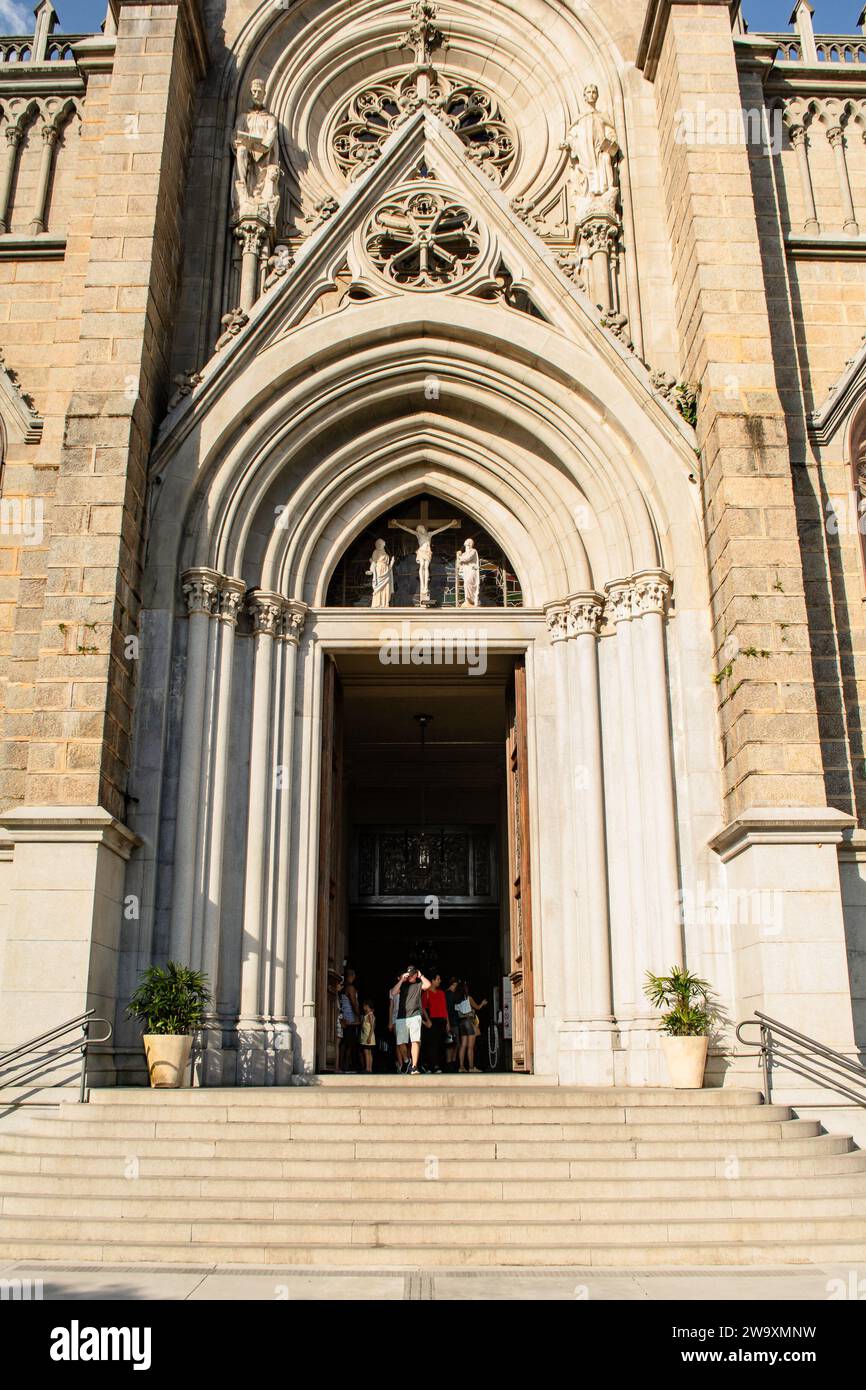 Petropolis, Rio de Janeiro, Brasile - 17 dicembre 2023: Turisti alla porta principale della cattedrale di Petropolis, un tempio cattolico neogotico Foto Stock