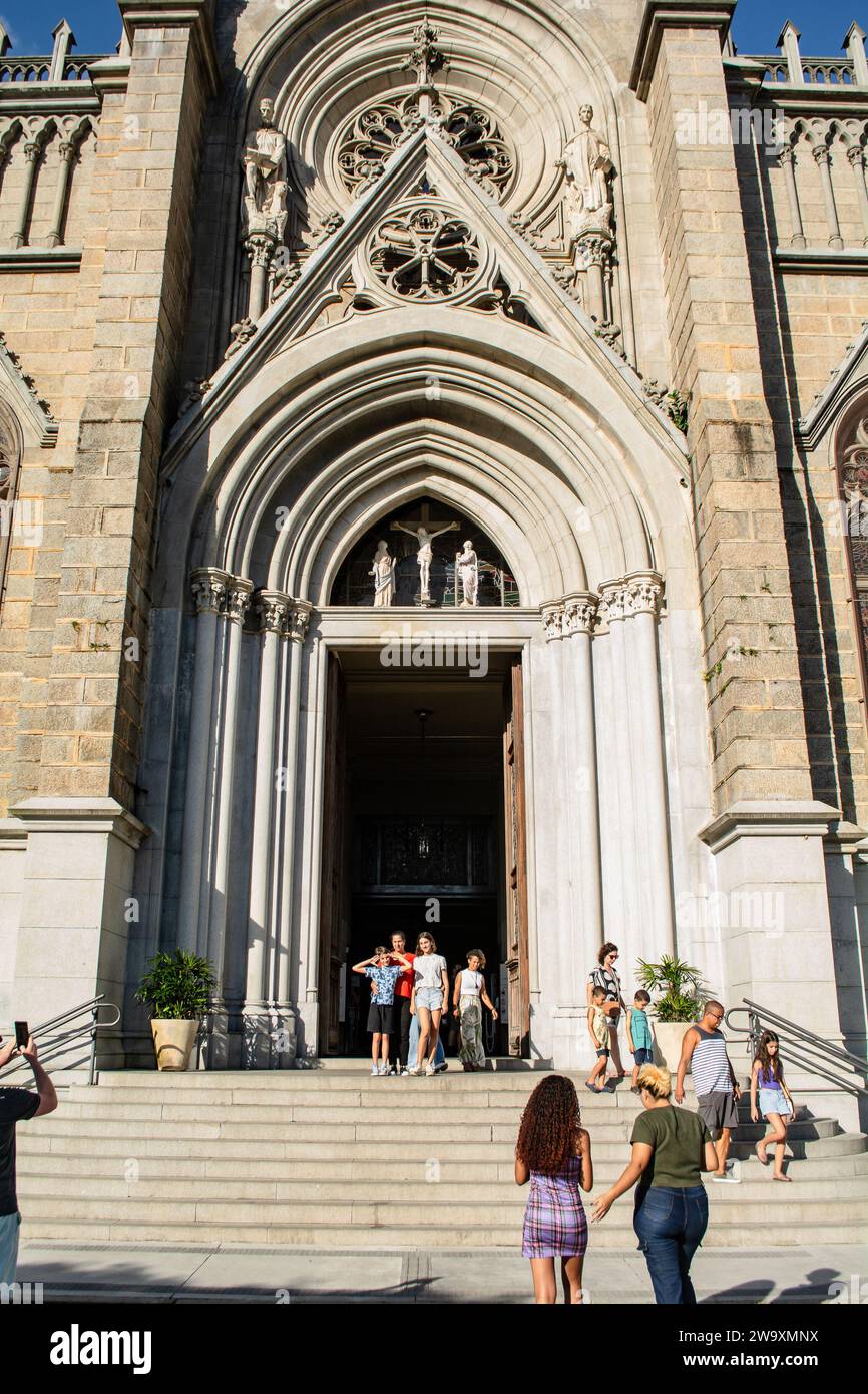 Petropolis, Rio de Janeiro, Brasile - 17 dicembre 2023: Turisti alla porta principale della cattedrale di Petropolis, un tempio cattolico neogotico Foto Stock
