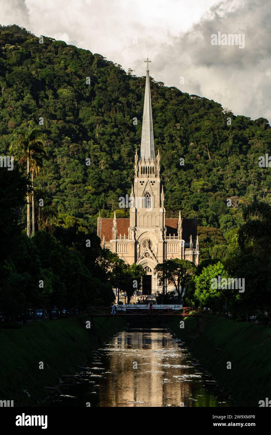 Petropolis, Rio de Janeiro, Brasile - 17 dicembre 2023: Cattedrale di Petropolis. Tempio cattolico neo-gotico dedicato a San Pietro d'Alcantara Foto Stock