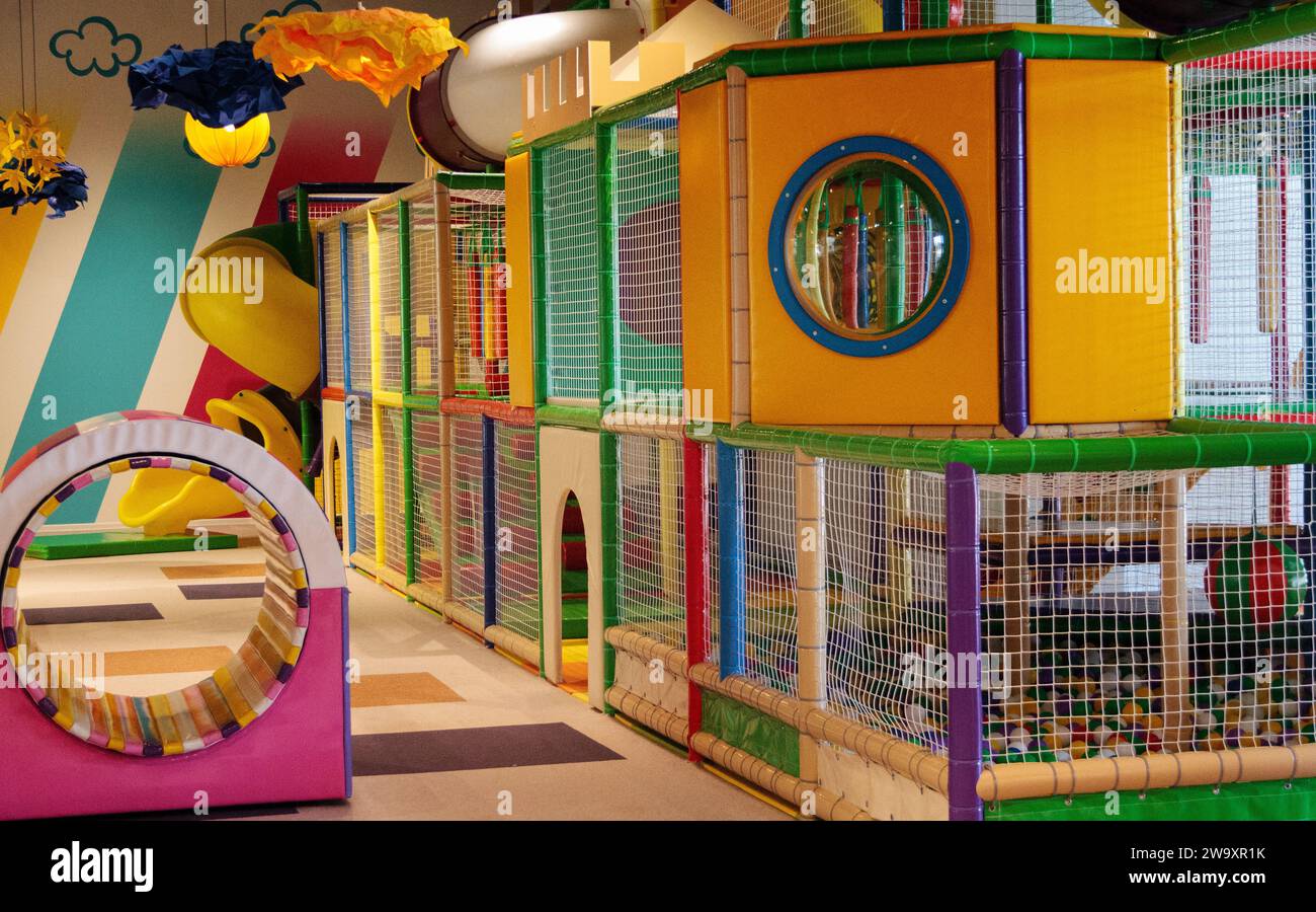 area giochi per bambini in un centro commerciale. Moderna e colorata casa giochi per bambini all'asilo o al centro commerciale. Foto Stock