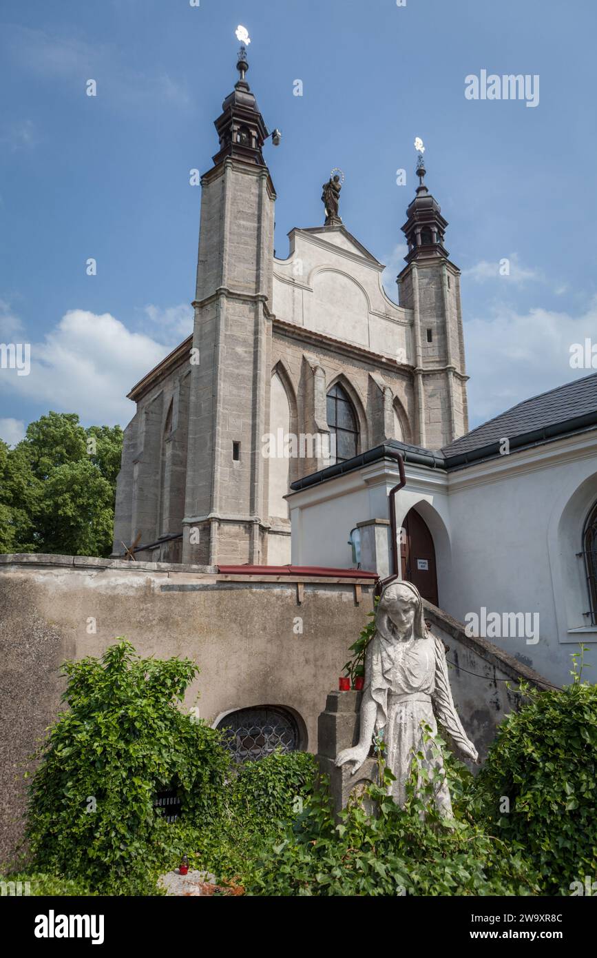 Statua di fronte all'ossario di Sedlec, Kutna Hora, Repubblica Ceca Foto Stock