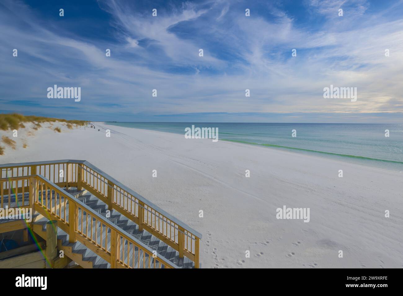 Le spiagge tranquille e le acque color smeraldo dipingono una pittoresca tela di tranquillità a Panama City Beach. Foto Stock