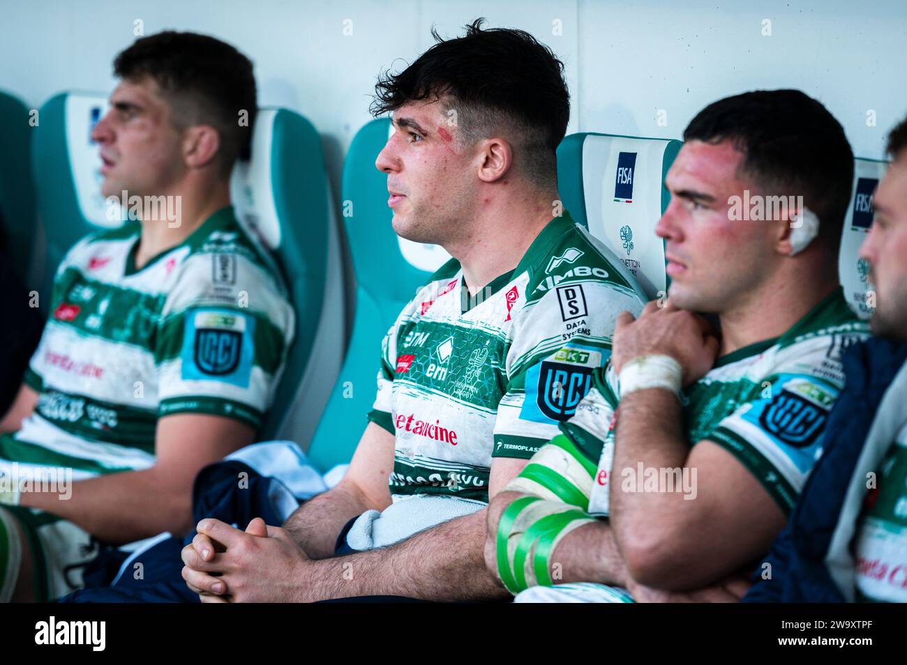 Treviso, Italia. 30 dicembre 2023. Mirco spagnolo (C) di Benetton Treviso, Eli Snyman (L) e Giosue Zilocchi (R) visto seduto su una panchina durante il Campionato UnitoRugby 2023/24 tra Benetton Treviso e Zebre Parma allo stadio Monigo. Punteggi finali; Benetton Treviso 36 : 14 Zebre Parma. (Foto di Alberto Gardin/SOPA Images/Sipa USA) credito: SIPA USA/Alamy Live News Foto Stock
