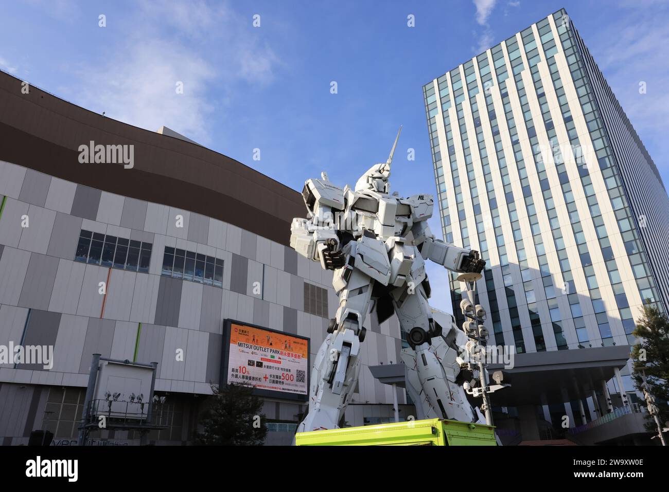 Tokyo 5 maggio 2023: Mostra della statua di RX-0 Unicorn Gundam all'esterno del DiverCity Tokyo Plaza di Odaiba nel parco sul mare di Odaiba Foto Stock
