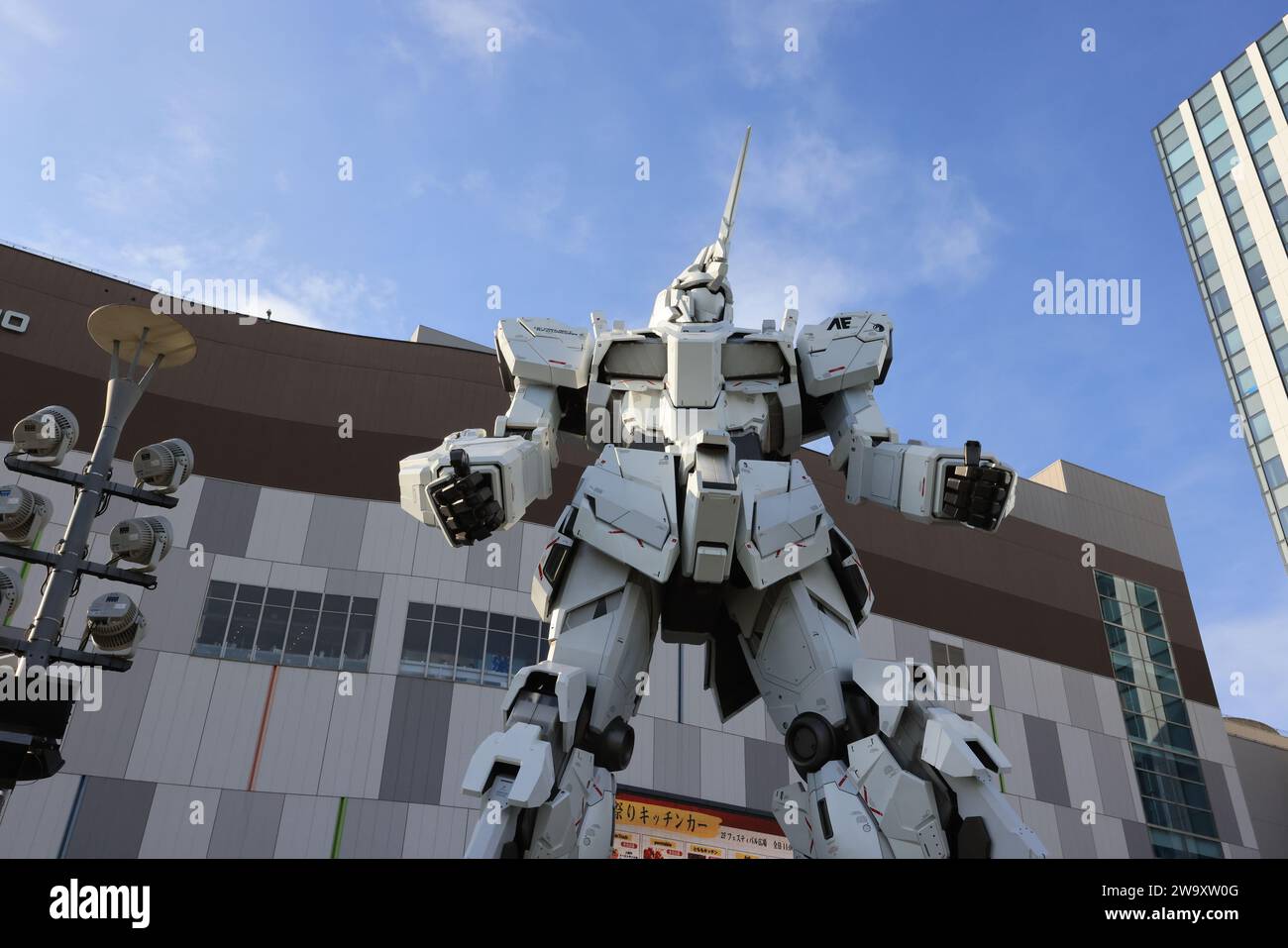 Tokyo 5 maggio 2023: Mostra della statua di RX-0 Unicorn Gundam all'esterno del DiverCity Tokyo Plaza di Odaiba nel parco sul mare di Odaiba Foto Stock