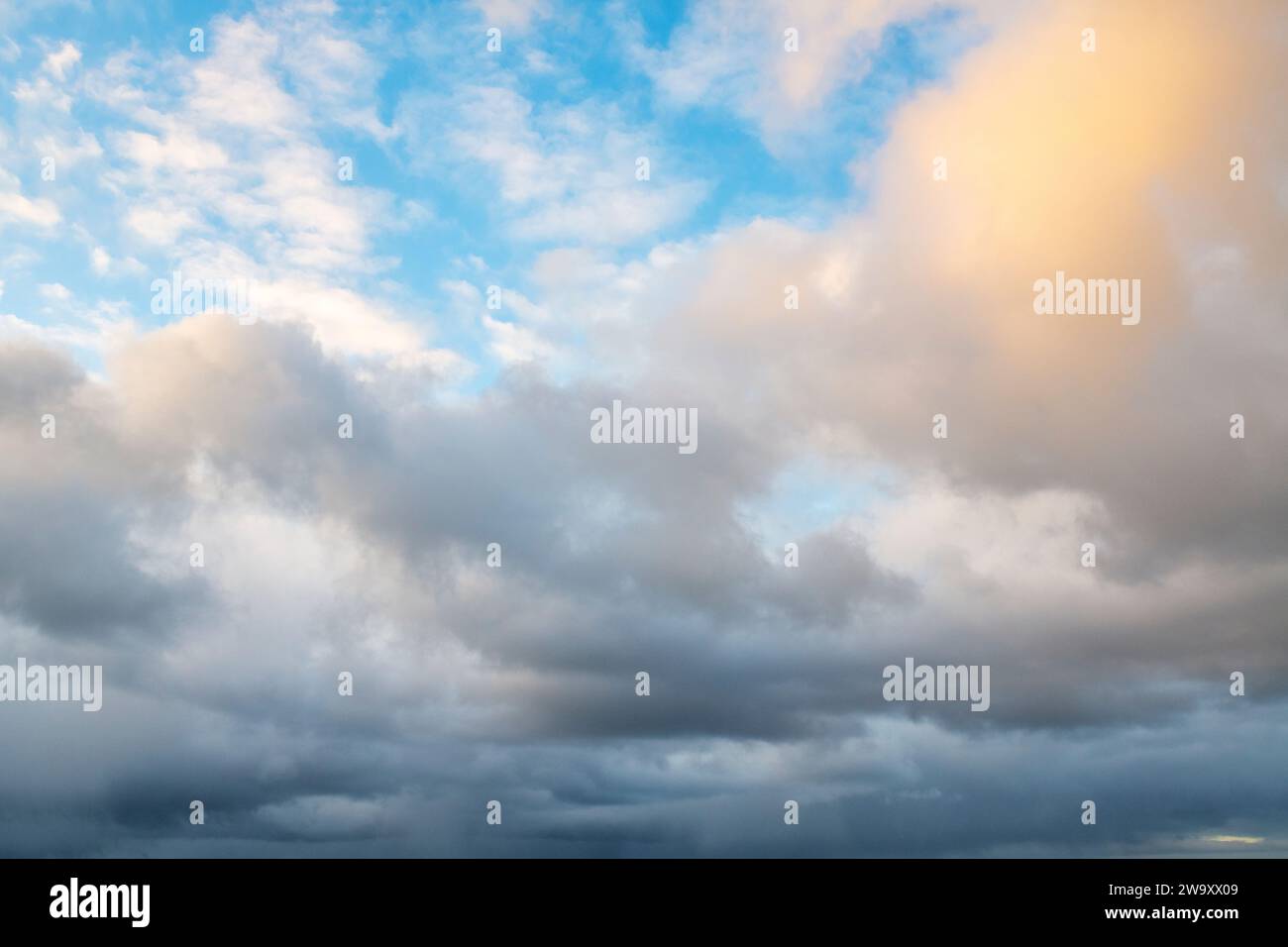 Nuvole di pioggia nel tardo pomeriggio. Morayshire, Scozia Foto Stock