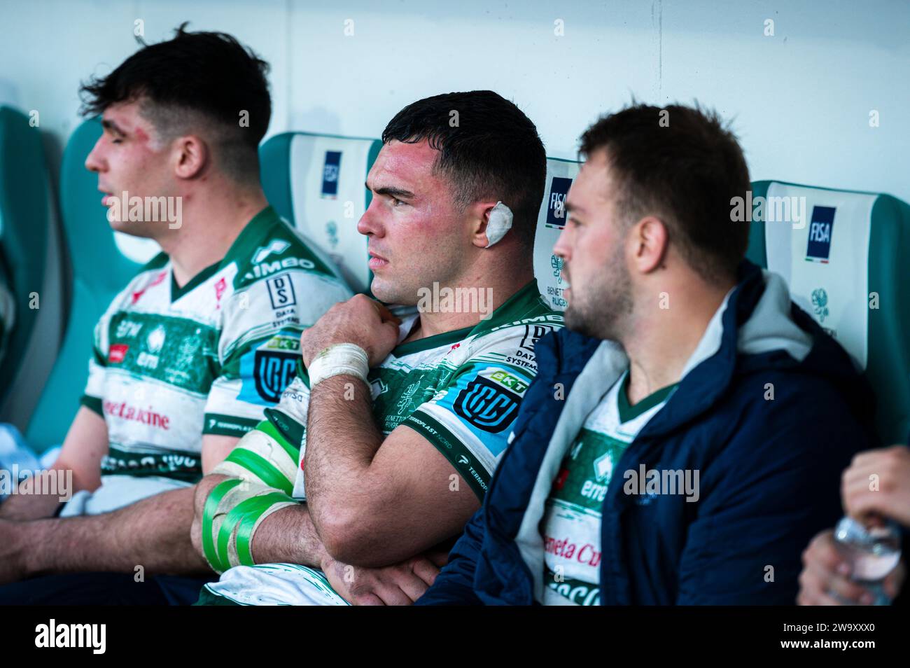 Treviso, Italia. 30 dicembre 2023. Giosue Zilocchi (C) di Benetton Treviso, Mirco spagnolo (L) e Gianmarco Lucchesi (R) visto seduto su una panchina durante il Campionato UnitoRugby 2023/24 tra Benetton Treviso e Zebre Parma allo stadio Monigo. Punteggi finali; Benetton Treviso 36 : 14 Zebre Parma. Credito: SOPA Images Limited/Alamy Live News Foto Stock