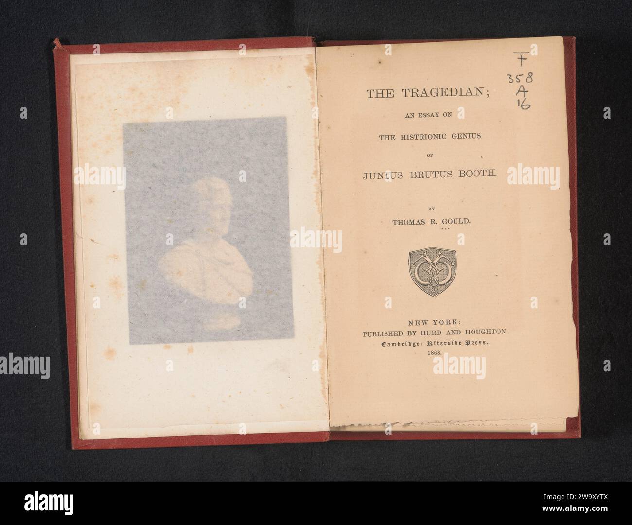 The tragedian; un saggio sul genio istrionico di Junius Brutus Booth, Thomas R. Gould, libro del 1868 New York (City) paper. lino (materiale). supporto fotografico. stampa su carta lucida/stampa in albume Foto Stock