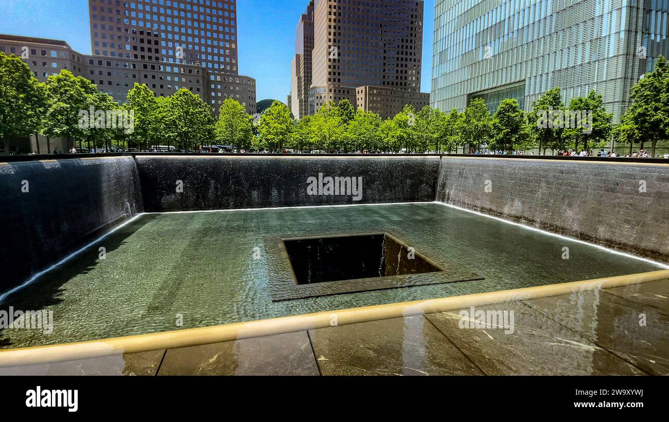 Il sito delle torri gemelle, che furono distrutte nell'attacco terroristico dell'11 settembre, e dove fu costruito il One World Trade Center di New York. Foto Stock