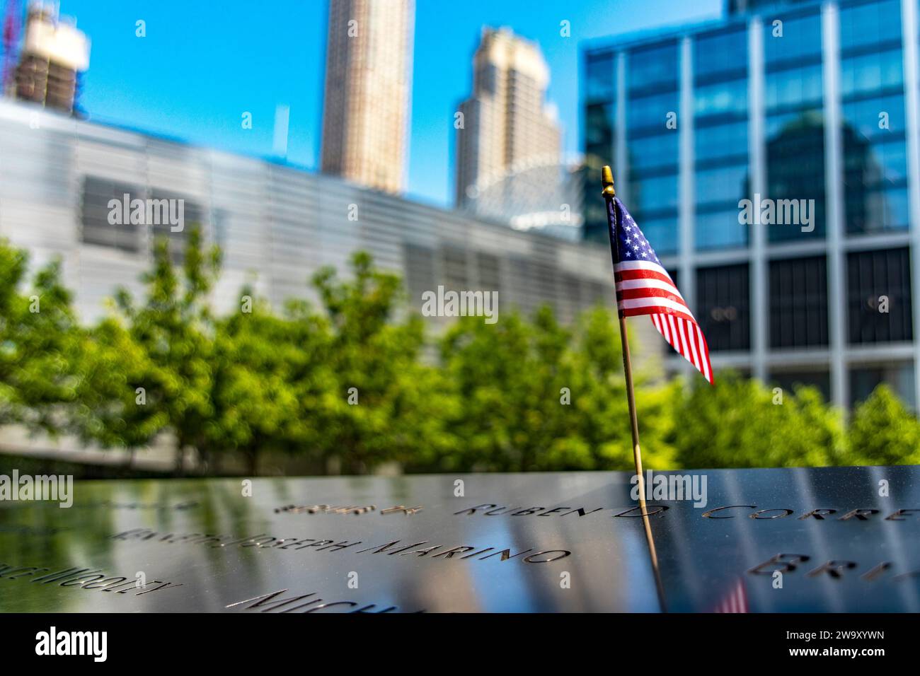 Murale, cascata e bandiera americana sul sito delle torri gemelle in omaggio alle vittime dell'attacco terroristico dell'11 settembre a New York, USA. Foto Stock