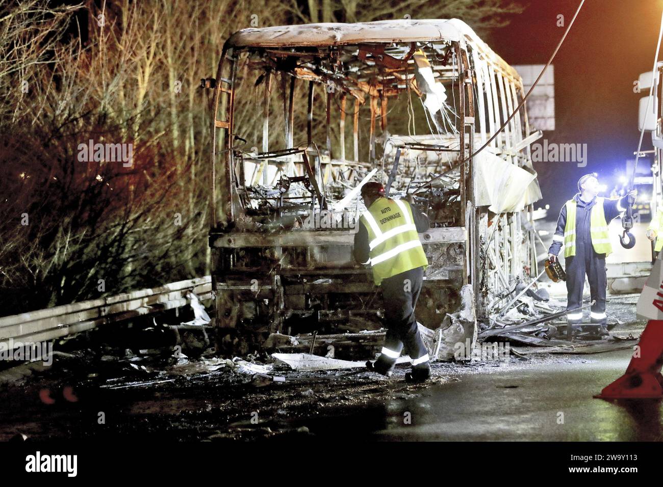 Francia. 31 dicembre 2023. © PHOTOPQR/VOIX DU NORD/Sami Belloumi Belloumi ; 31/12/2023 ; Quarouble le 31 décembre 2023: Incidente d'un bus sur l'A2 sens Paris Bruxelles. FOTO SAMI BELLOUMI LA VOIX DU NORD. Credito: MAXPPP/Alamy Live News Foto Stock