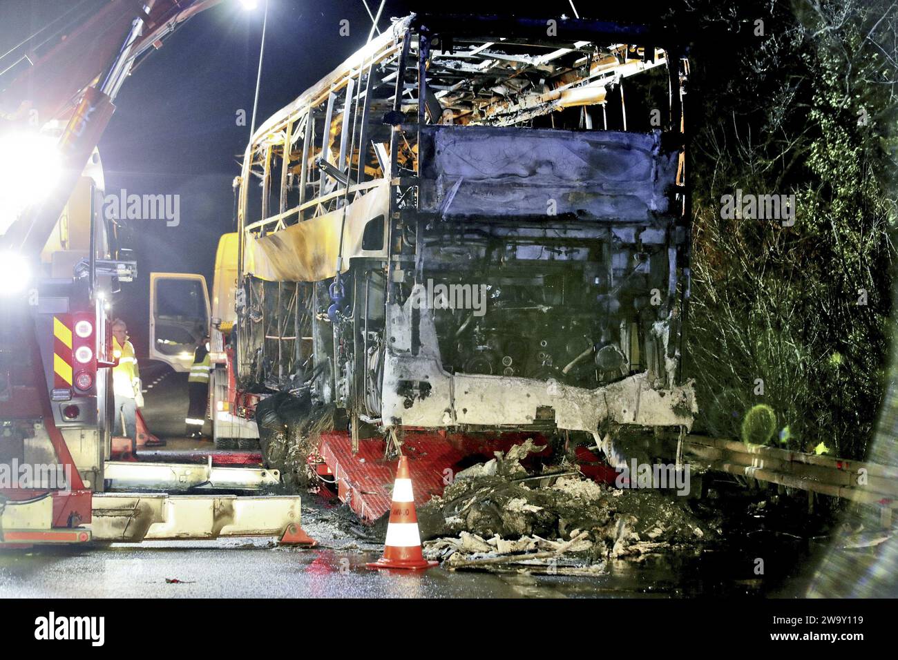 Francia. 31 dicembre 2023. © PHOTOPQR/VOIX DU NORD/Sami Belloumi Belloumi ; 31/12/2023 ; Quarouble le 31 décembre 2023: Incidente d'un bus sur l'A2 sens Paris Bruxelles. FOTO SAMI BELLOUMI LA VOIX DU NORD. Credito: MAXPPP/Alamy Live News Foto Stock