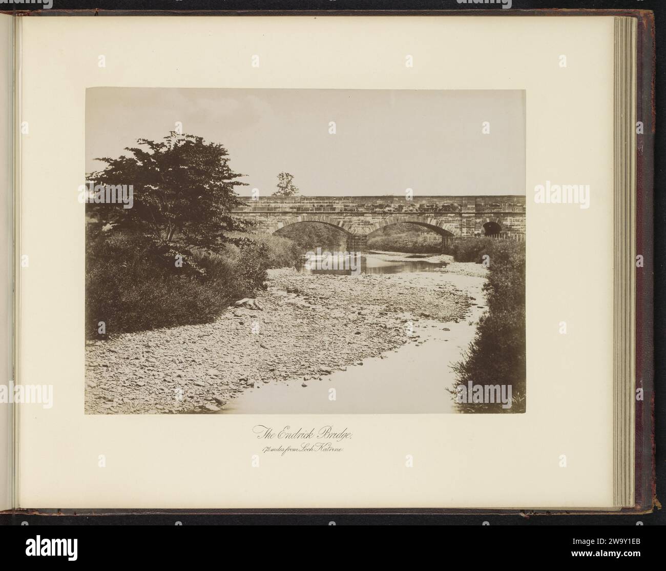 Endrick Bridge, 1/2 km circa da Loch Katrine, T. & R. Annan & Sons, c. 1879 - in o prima del 1889 Photograph Stirling Photographic support albumen print bridge. river Foto Stock