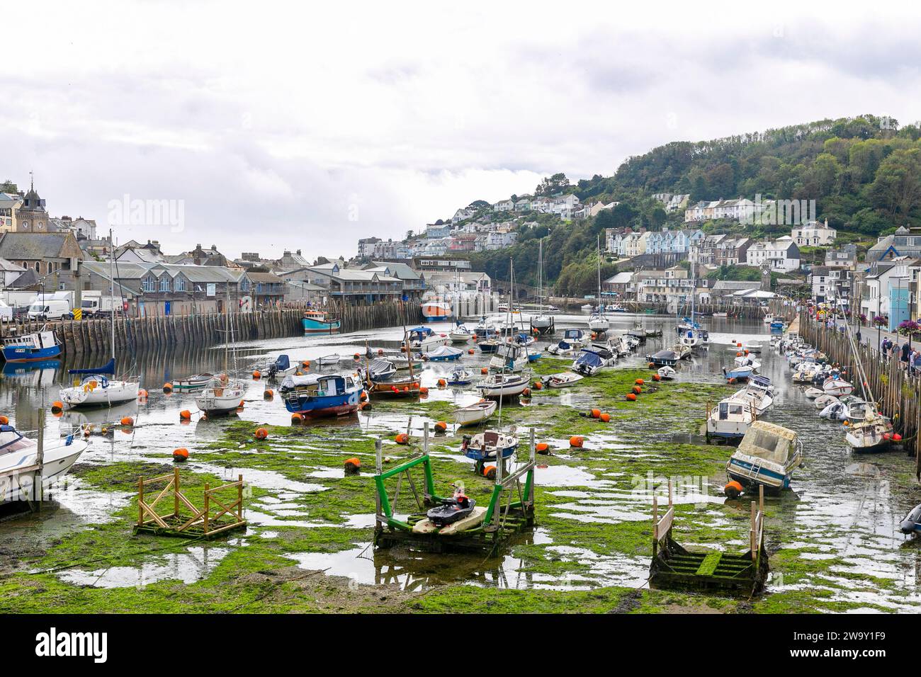 Looe Cornwall e bassa marea nel porto con barche da pesca sul fondo del mare, Inghilterra, Regno Unito, 2023 Foto Stock