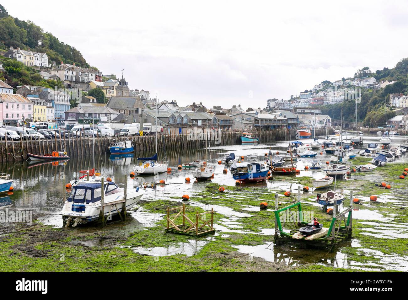 Fiume Looe Cornovaglia e bassa marea nel porto con barche da pesca sul fondo del mare, Inghilterra, Regno Unito, 2023 Foto Stock