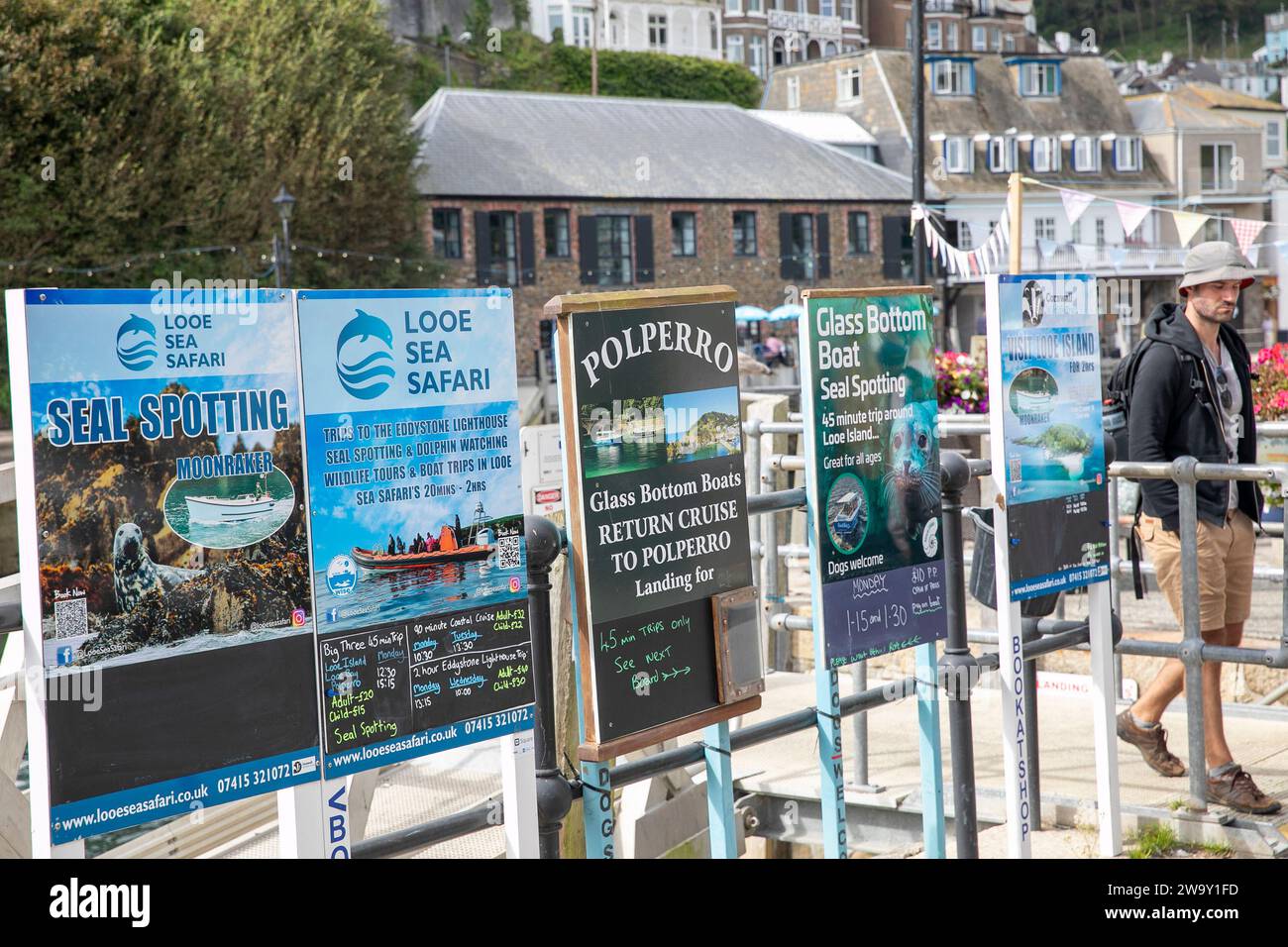 Looe Cornwall, gite in barca pubblicizzate a Polperro e al safari in mare di Looe, Inghilterra, Regno Unito, 2023 Foto Stock