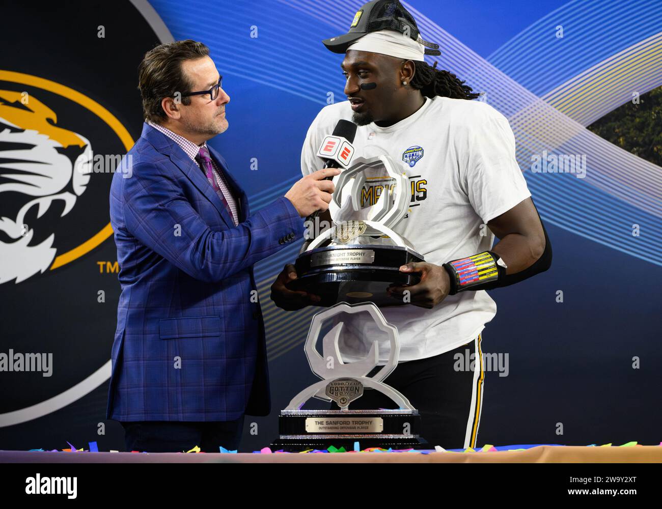 Arlington, Texas, USA. 29 dicembre 2023. Johnny Walker Jr. (15), il defensive lineman dei Missouri Tigers, festeggia la vittoria dell'MVP difensivo dopo la partita di football NCAA tra i Missouri Tigers e gli Ohio State Buckeyes all'AT&T Stadium di Arlington, Texas. Matthew Lynch/CSM (immagine di credito: © Matthew Lynch/Cal Sport Media). Credito: csm/Alamy Live News Foto Stock