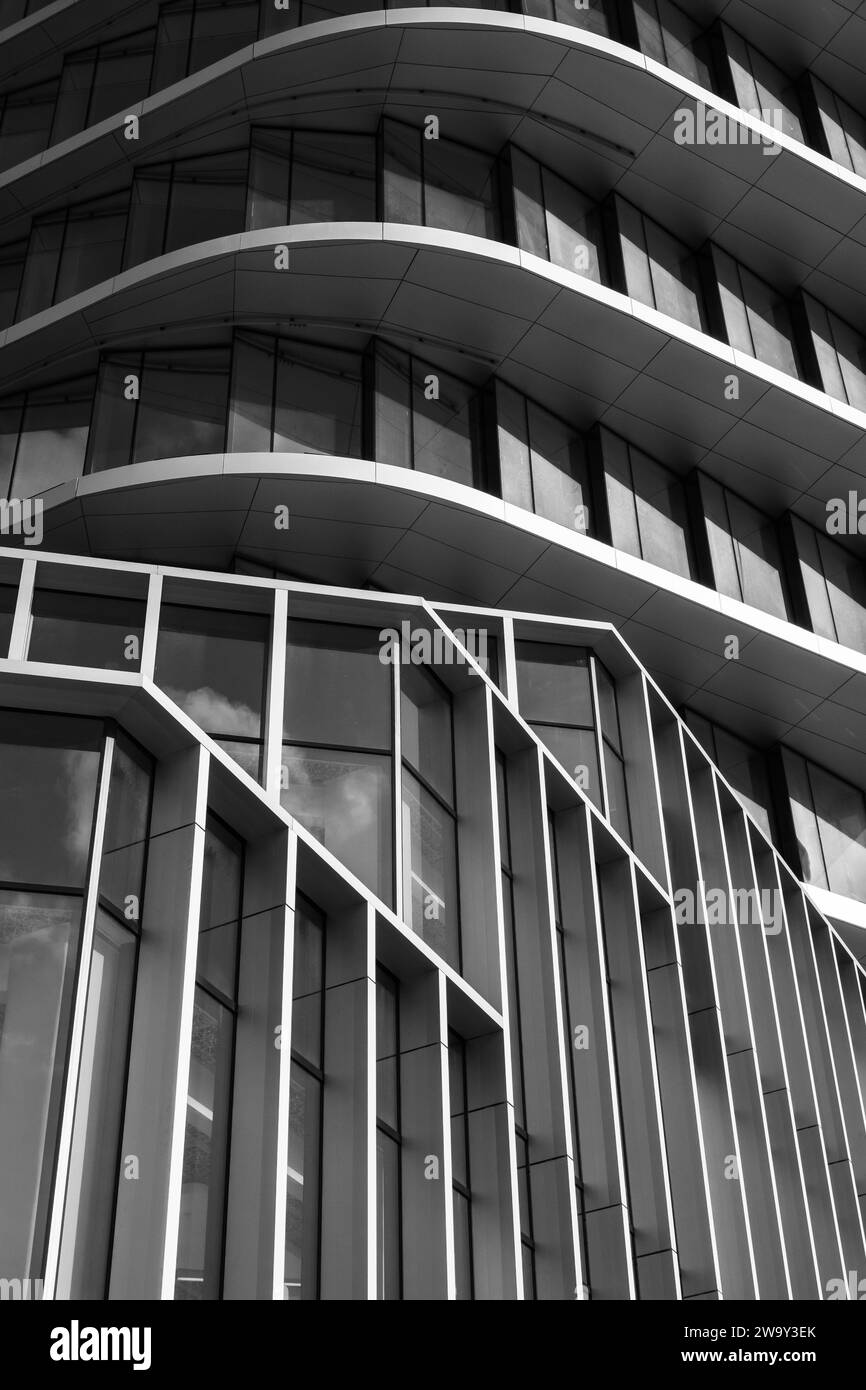 Immagine dinamica in bianco e nero dell'architettura moderna con motivi geometrici sorprendenti e forme e linee contrastanti Foto Stock