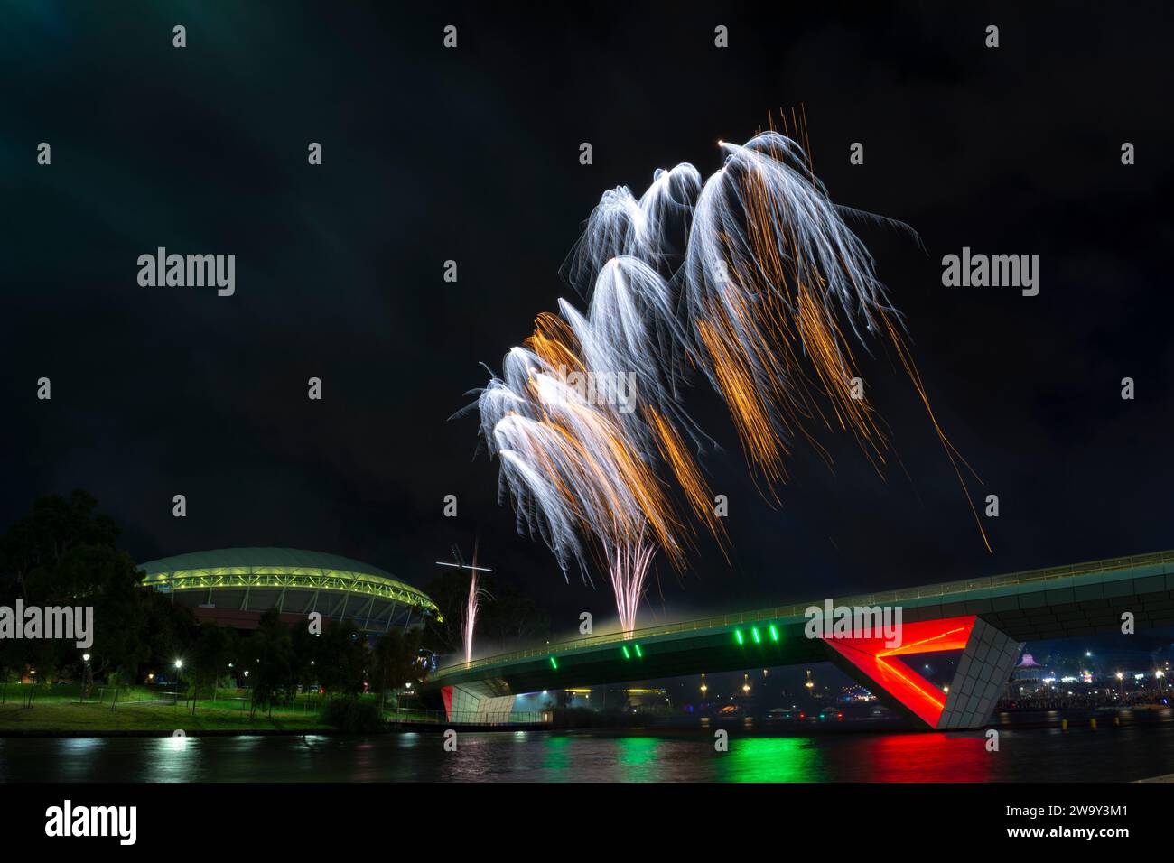 Fuochi d'artificio per l'Australia Day 26,2019 gennaio sul ponte pedonale ovale di Adelaide e sul fiume Torren Foto Stock