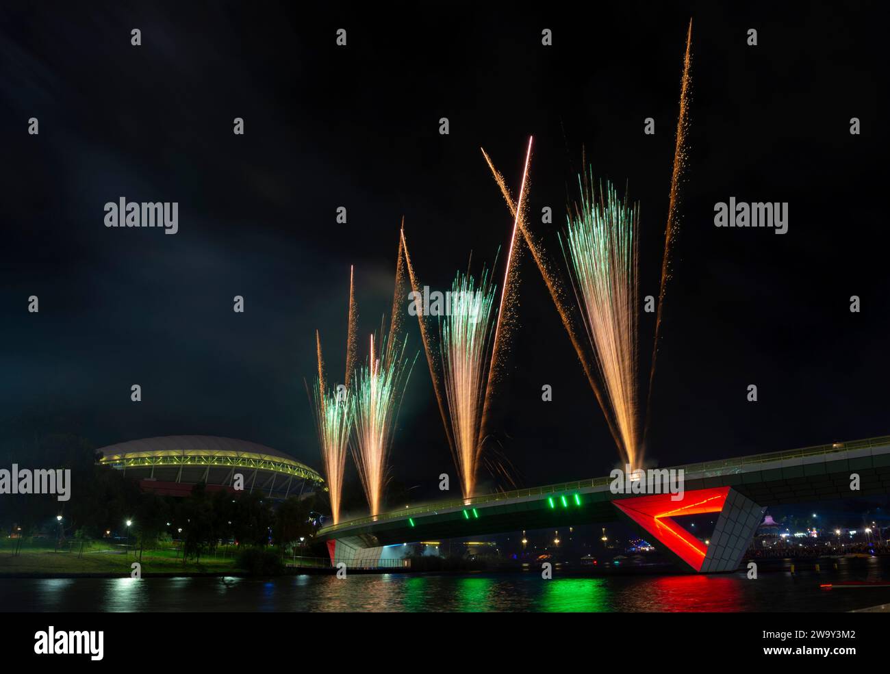 Fuochi d'artificio per l'Australia Day 26,2019 gennaio sul ponte pedonale ovale di Adelaide e sul fiume Torren Foto Stock