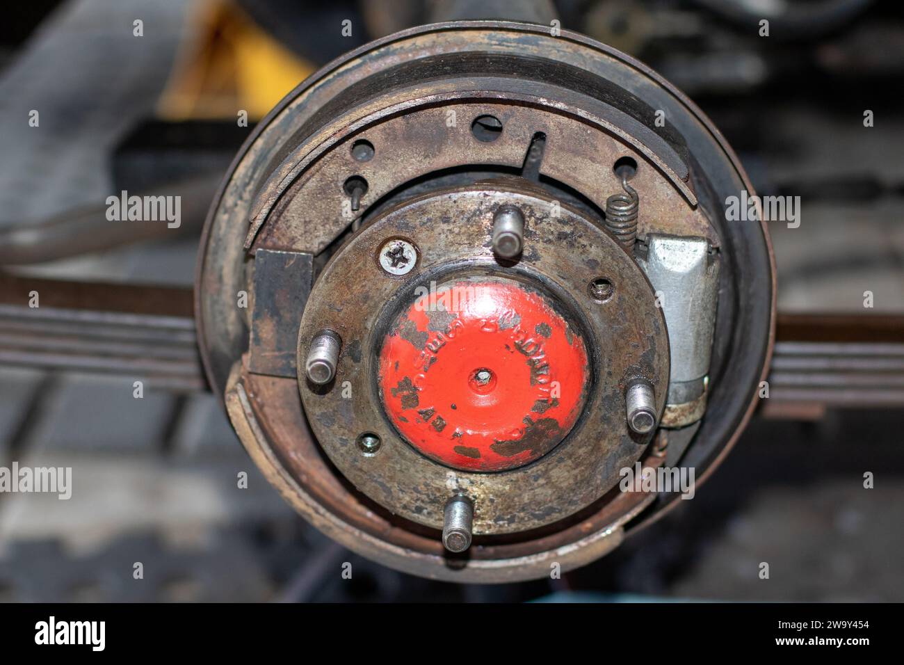 Il mozzo ruota e le molle di una Morris minor 1000 del 1959 Foto Stock