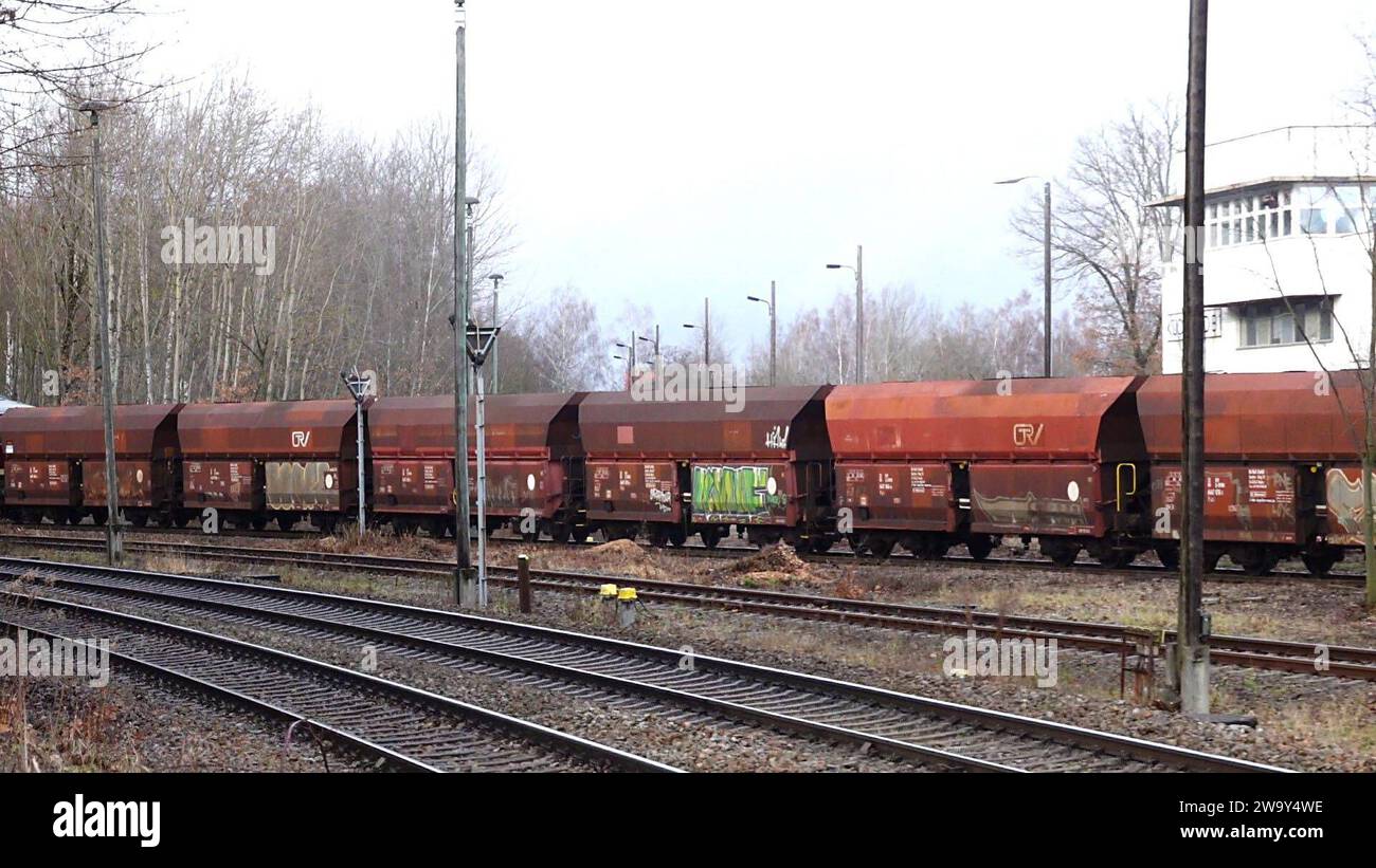 Kohlezug für Heizkraftwerk 30.12.2023, Chemnitz, Bahnhof Küchwald, Dampflok zieht die fast letzten Kohlewagons für das Heizkrafzwerk Chemnitz Nord, Kohleausstieg. Pressemitteilung Eins-energie: Dampflok bespannter Kohlezug AM 30.12.2023 Realisiert durch den Lausitzer Dampflok Club e.V. und den Sonderzugveranstaltungen Chemnitz wird die Kohlelieferung AM 30. Dezember mittels Dampflokomotive erfolgen. An diesem Tag ist die Ankunft des Vollpendels mit 20 Wagen und der Dampflok an der Zugspitze, um 12:19 Uhr am Anschlussbahnhof Küchwald geplant. Der Leerzug vom Küchwald nach Profen wird voraussic Foto Stock