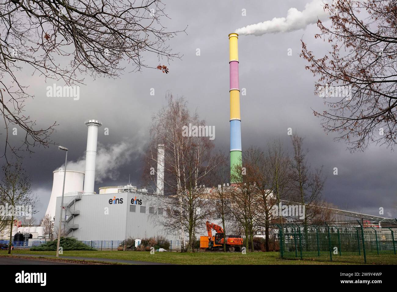 Kohlezug für Heizkraftwerk 30.12.2023, Chemnitz, Bahnhof Küchwald, Dampflok zieht die fast letzten Kohlewagons für das Heizkrafzwerk Chemnitz Nord, Kohleausstieg. Pressemitteilung Eins-energie: Dampflok bespannter Kohlezug AM 30.12.2023 Realisiert durch den Lausitzer Dampflok Club e.V. und den Sonderzugveranstaltungen Chemnitz wird die Kohlelieferung AM 30. Dezember mittels Dampflokomotive erfolgen. An diesem Tag ist die Ankunft des Vollpendels mit 20 Wagen und der Dampflok an der Zugspitze, um 12:19 Uhr am Anschlussbahnhof Küchwald geplant. Der Leerzug vom Küchwald nach Profen wird voraussic Foto Stock