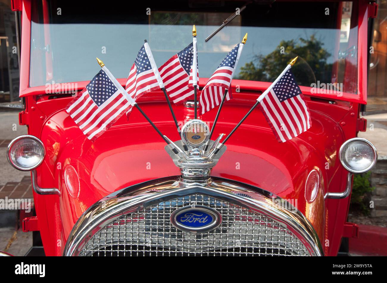 Burbank, California, USA - 5 agosto 2017. Una Ford del 1928, modello A, con bandiere americane, al Burbank CA Classic Car Show Foto Stock