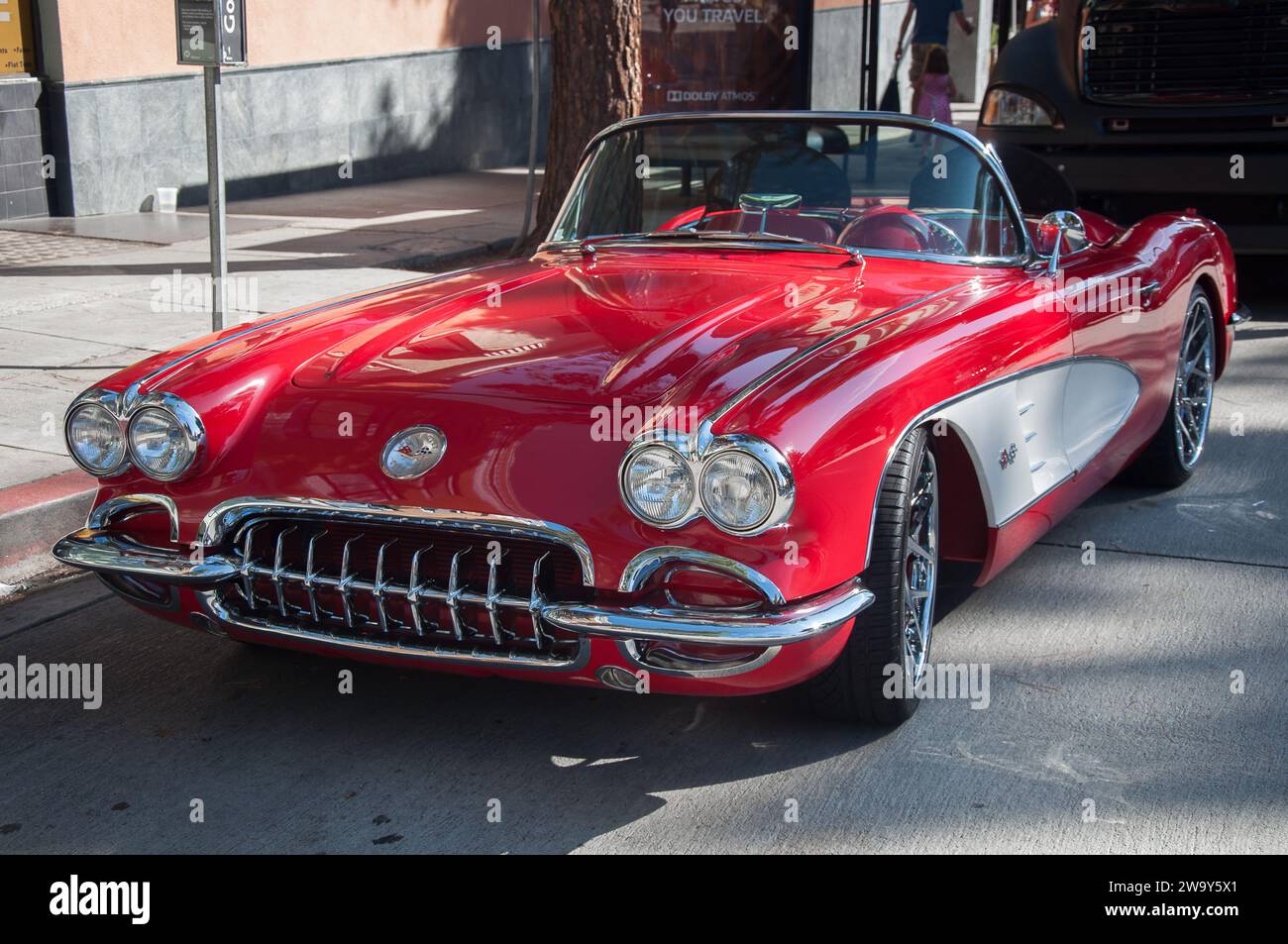 Burbank, California, USA - 1° agosto 2015. Una Chevrolet Corvette rossa del 1959 al Burbank CA Classic Car Show Foto Stock