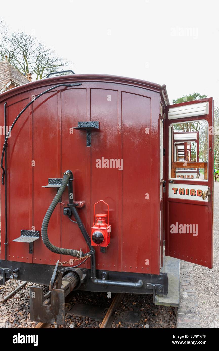 Le porte delle carrozze si aprono in attesa dei passeggeri sui pullman del XIX secolo della Lynton and Barnstaple Railway, Devon, Regno Unito Foto Stock