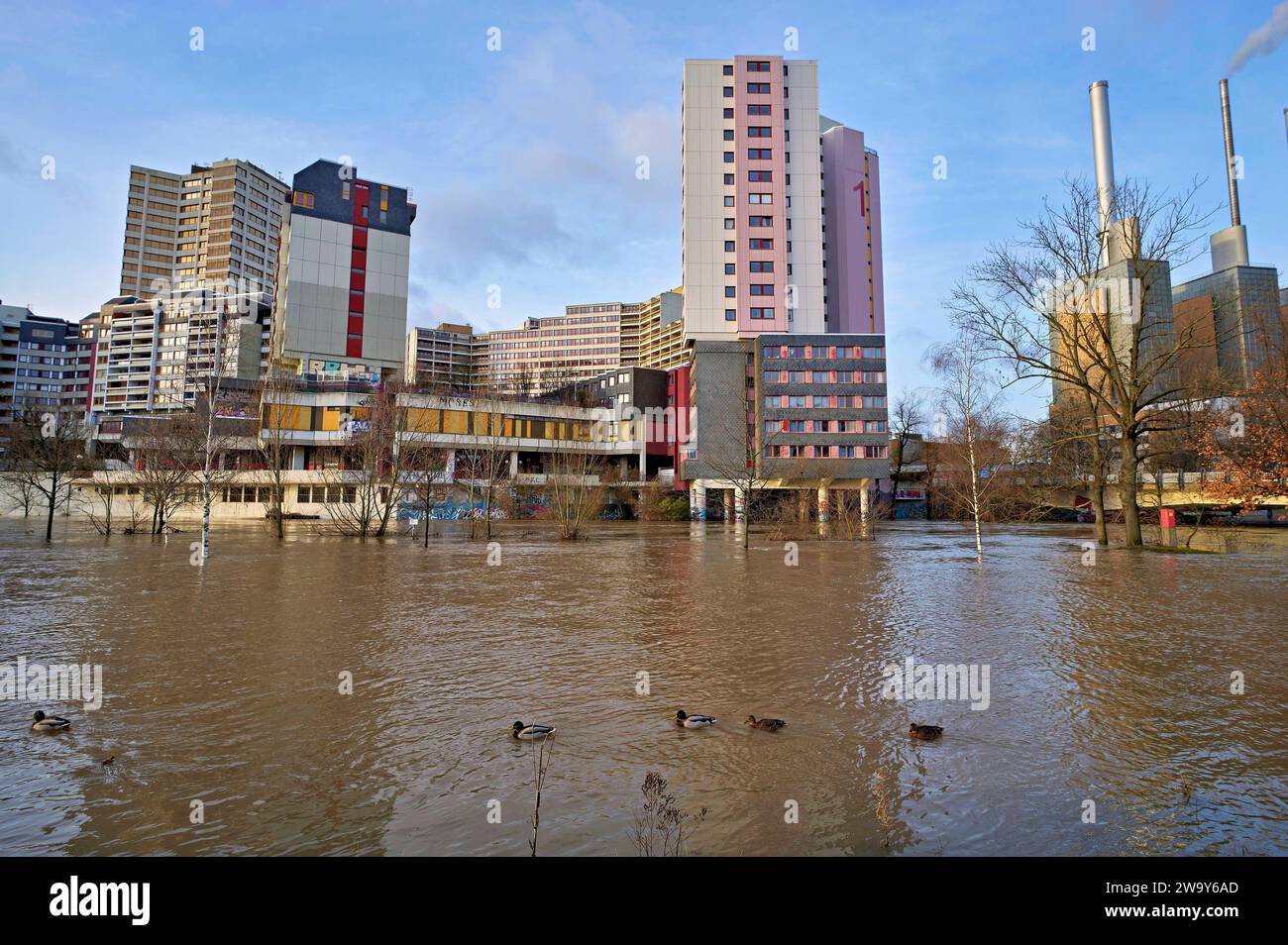 Hochwasser und Überschwemmungen der Ihme in Hannover nach tagelangen starken Regenfällen. Im Bild das Peter-Fechter-Ufer am Ihme-Zentrum und dem Heizkraftwerk Linden. Hannover, 30.12.2023 *** acqua alta e inondazioni dell'Ihme ad Hannover dopo giorni di forti piogge nella foto la banca Peter Fechter al centro Ihme e la centrale termica Linden Hannover, 30 12 2023 foto:Xu.xStammx/xFuturexImagex ihme hochwasser 3238 Foto Stock