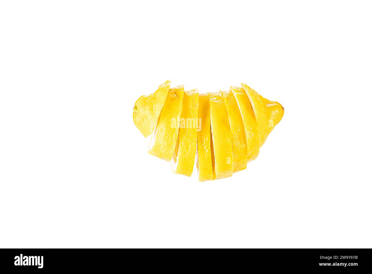 Zitrone in Scheiben geschnitten und frei schwebend vor weißem Hintergrund. Un limone tagliato a fette prima di uno sfondo bianco Foto Stock
