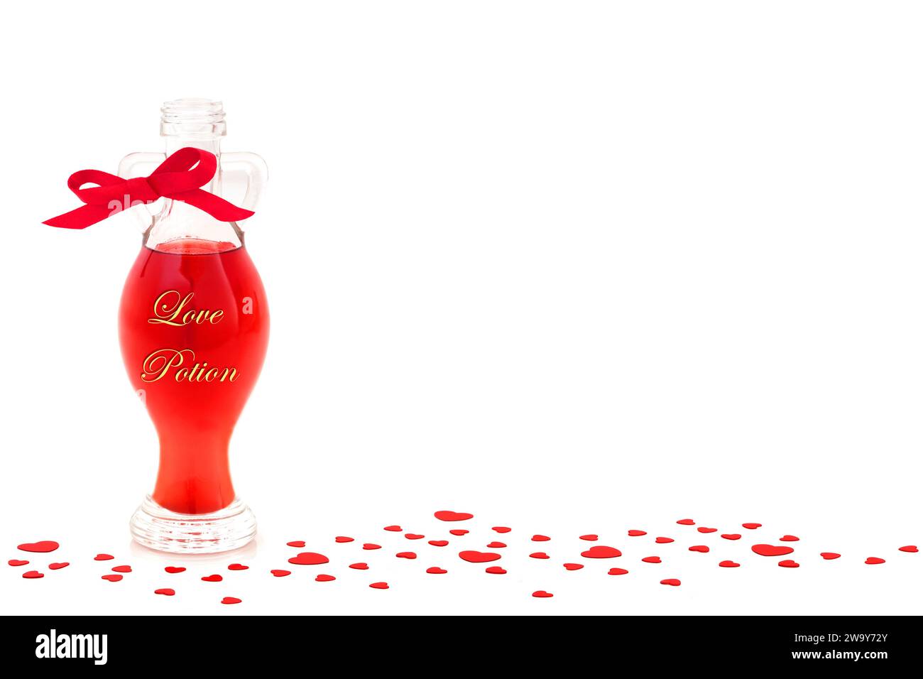 Bottiglia di pozione Love con cocco liquido rosso e decorazioni a forma di cuore con coriandoli per un concetto d'amore non corrisposto su sfondo bianco. Foto Stock