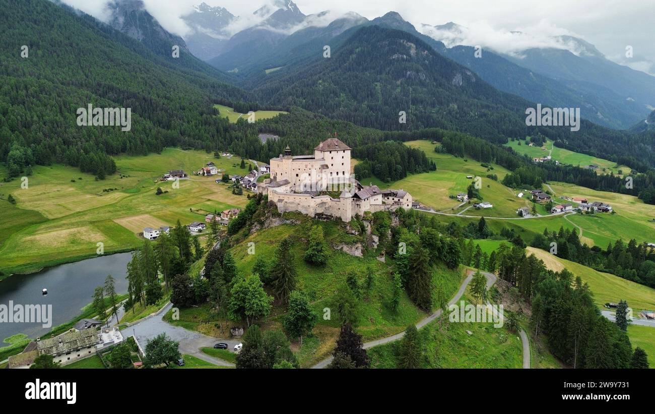 Drone foto Tarasp Castle, Schloss Tarasp Svizzera Europa Foto Stock