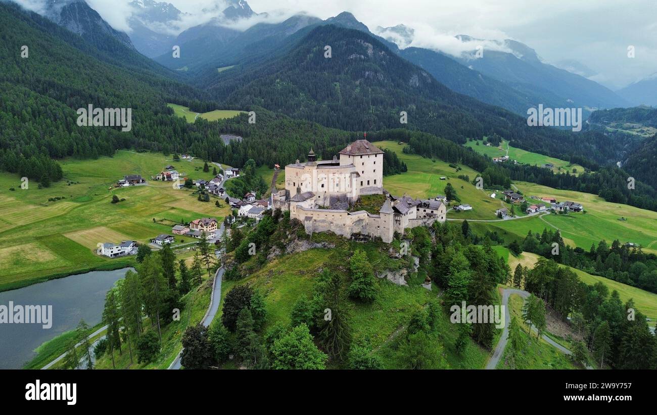 Drone foto castello di Tarasp Svizzera Europa Foto Stock