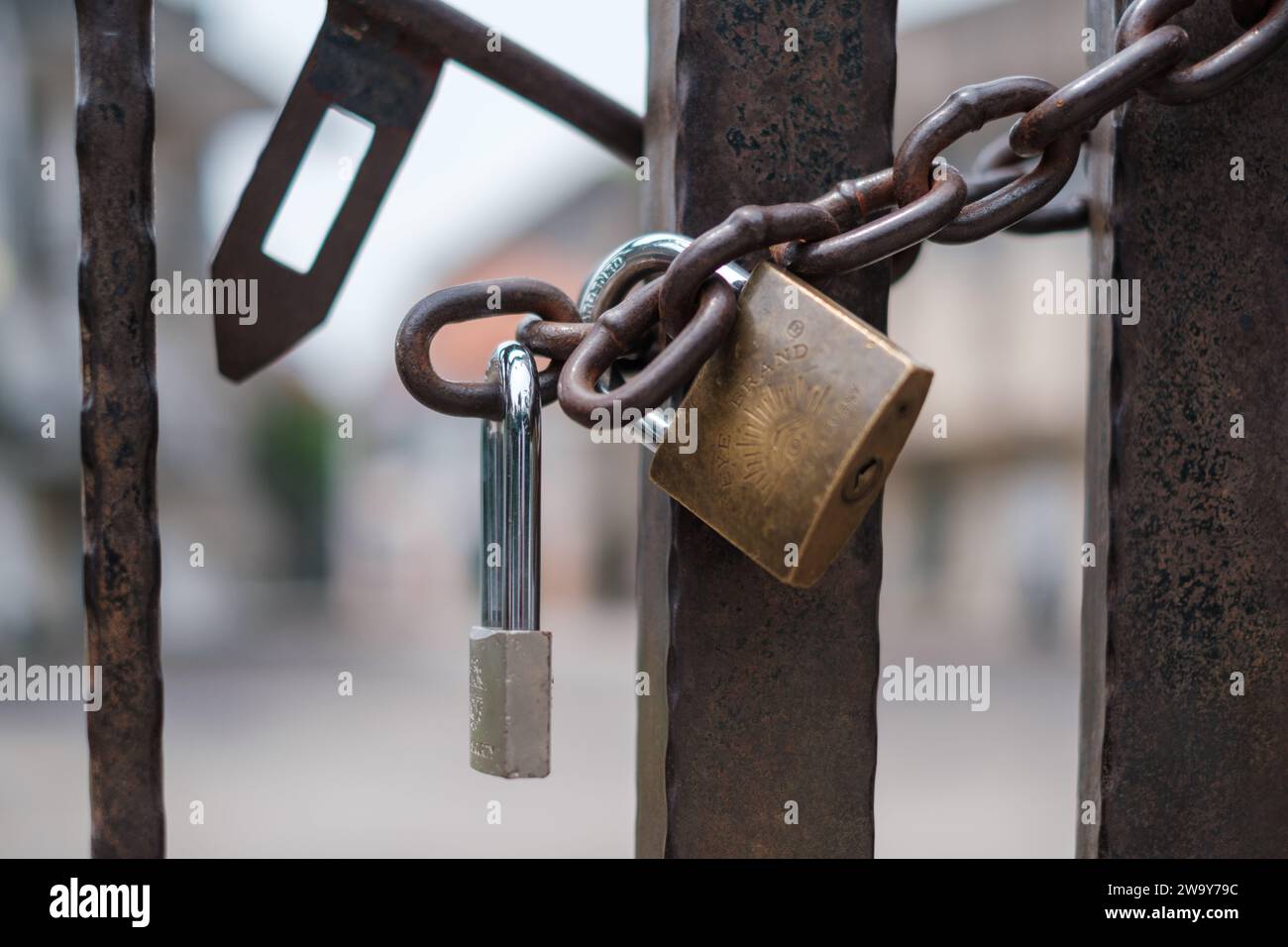 Singapore - 4 settembre 2023: Eye Brand Lock con catene portali Foto Stock
