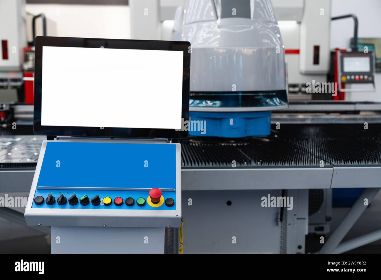 Macchina automatica per il taglio del metallo sul lavoro. Fabbrica intelligente... Foto Stock