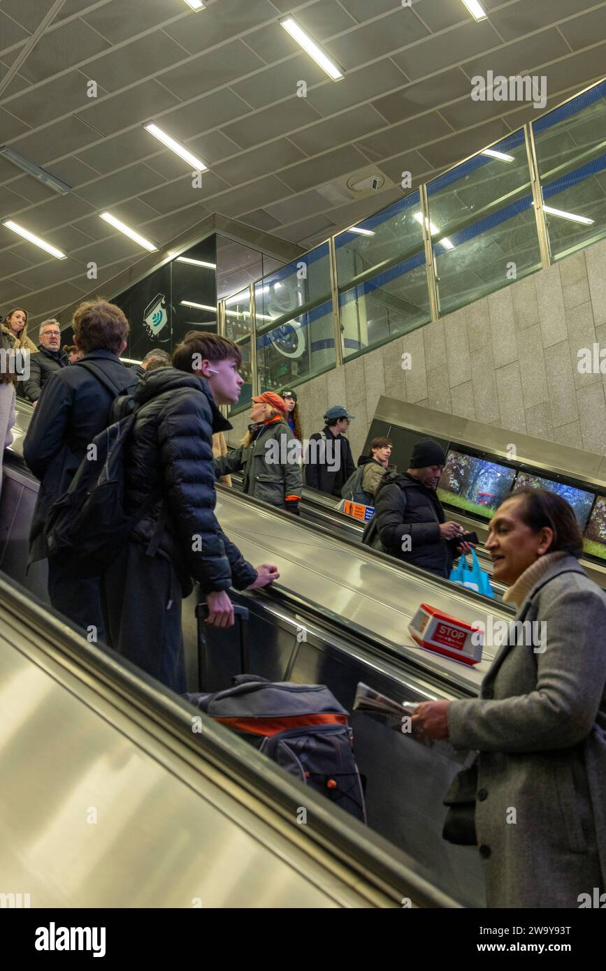 Escalator affollate, la metropolitana di Londra, Inghilterra, Regno Unito Foto Stock