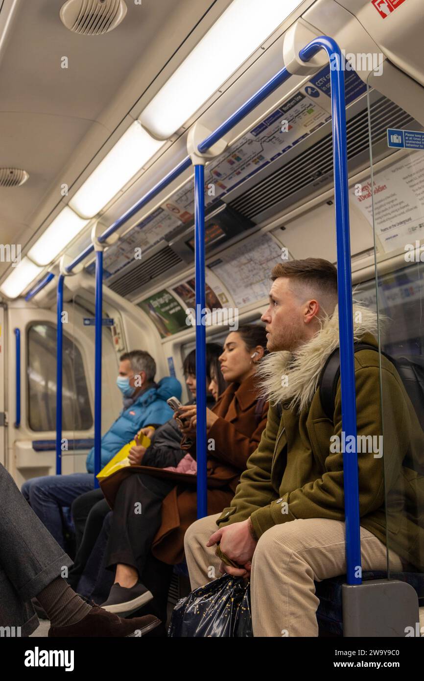Passeggeri a Londra treno sotterraneo Foto Stock