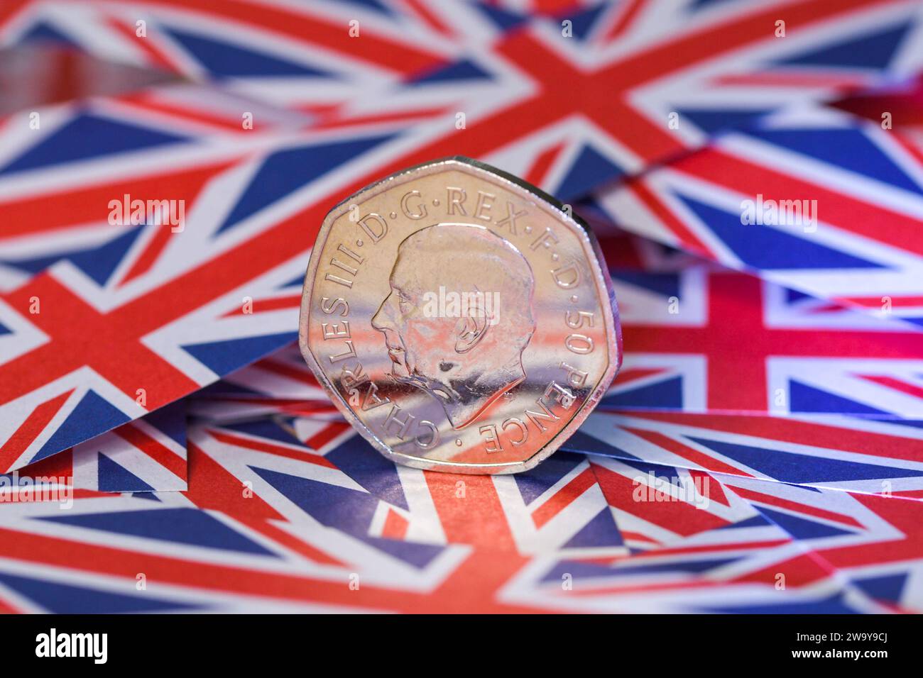 Moneta da 50p, sua altezza reale re Carlo III, su carta Union Jack Foto Stock