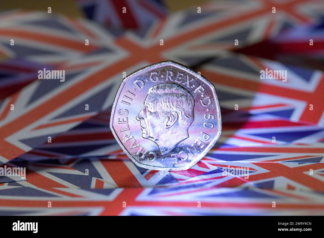 Moneta da 50p, sua altezza reale re Carlo III, su carta Union Jack Foto Stock