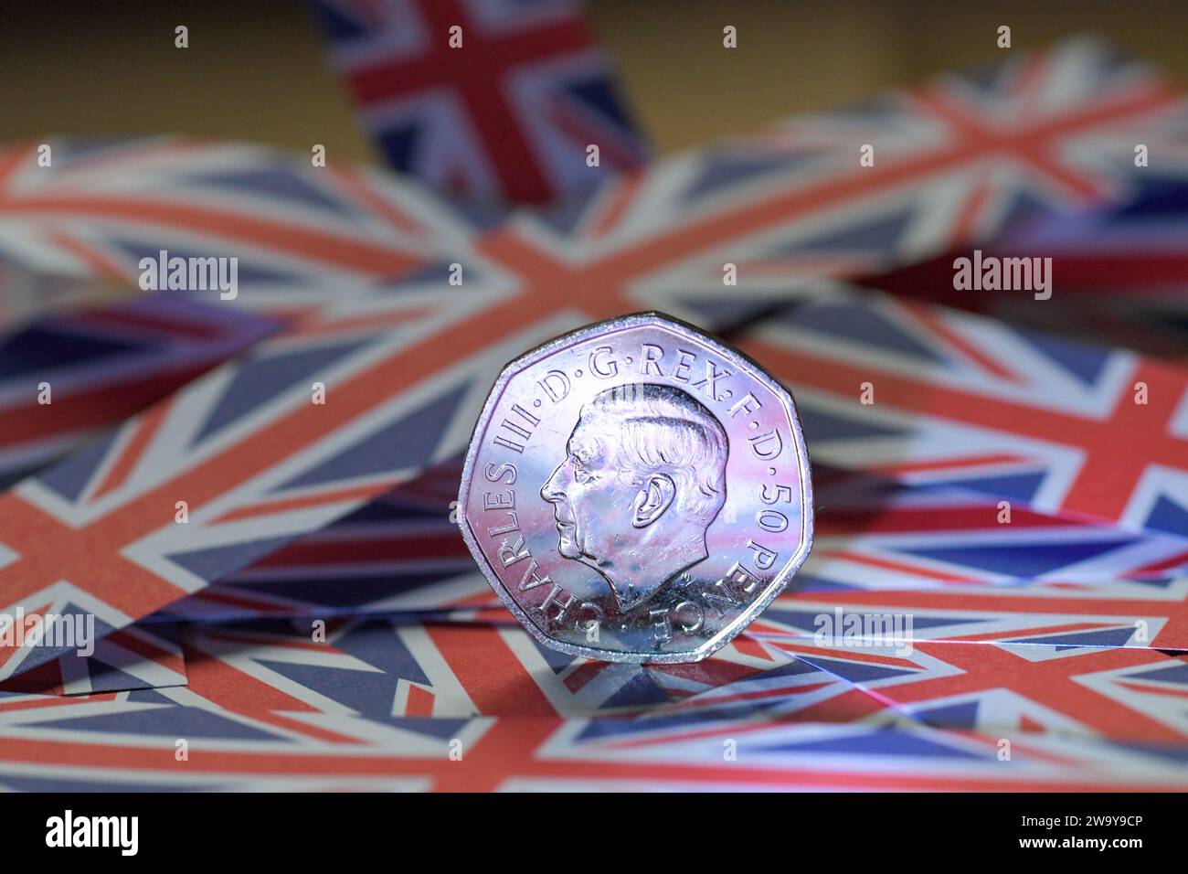 Moneta da 50p, sua altezza reale re Carlo III, su carta Union Jack Foto Stock