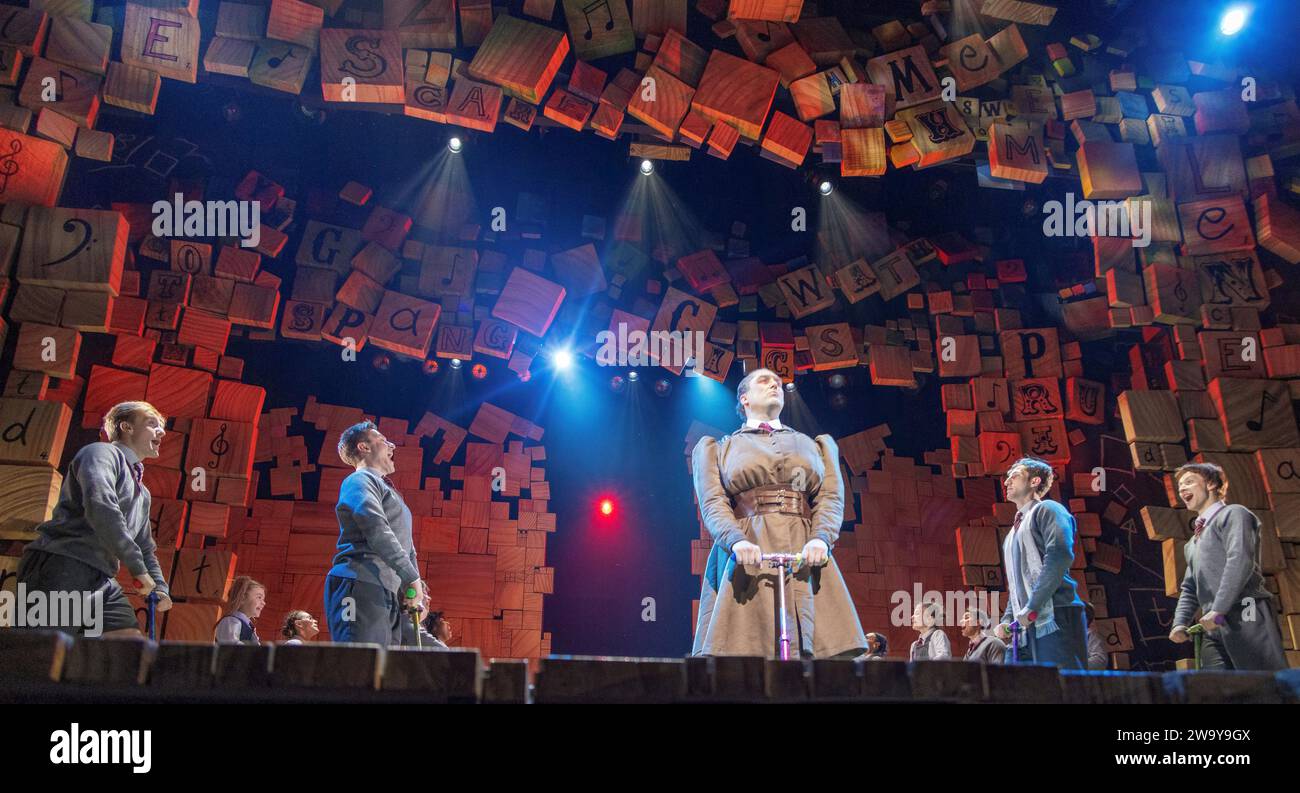 Curtain Call, Kieran Hill nel ruolo di Miss Trunchbull, Matilda the Musical, Londra, Regno Unito Foto Stock