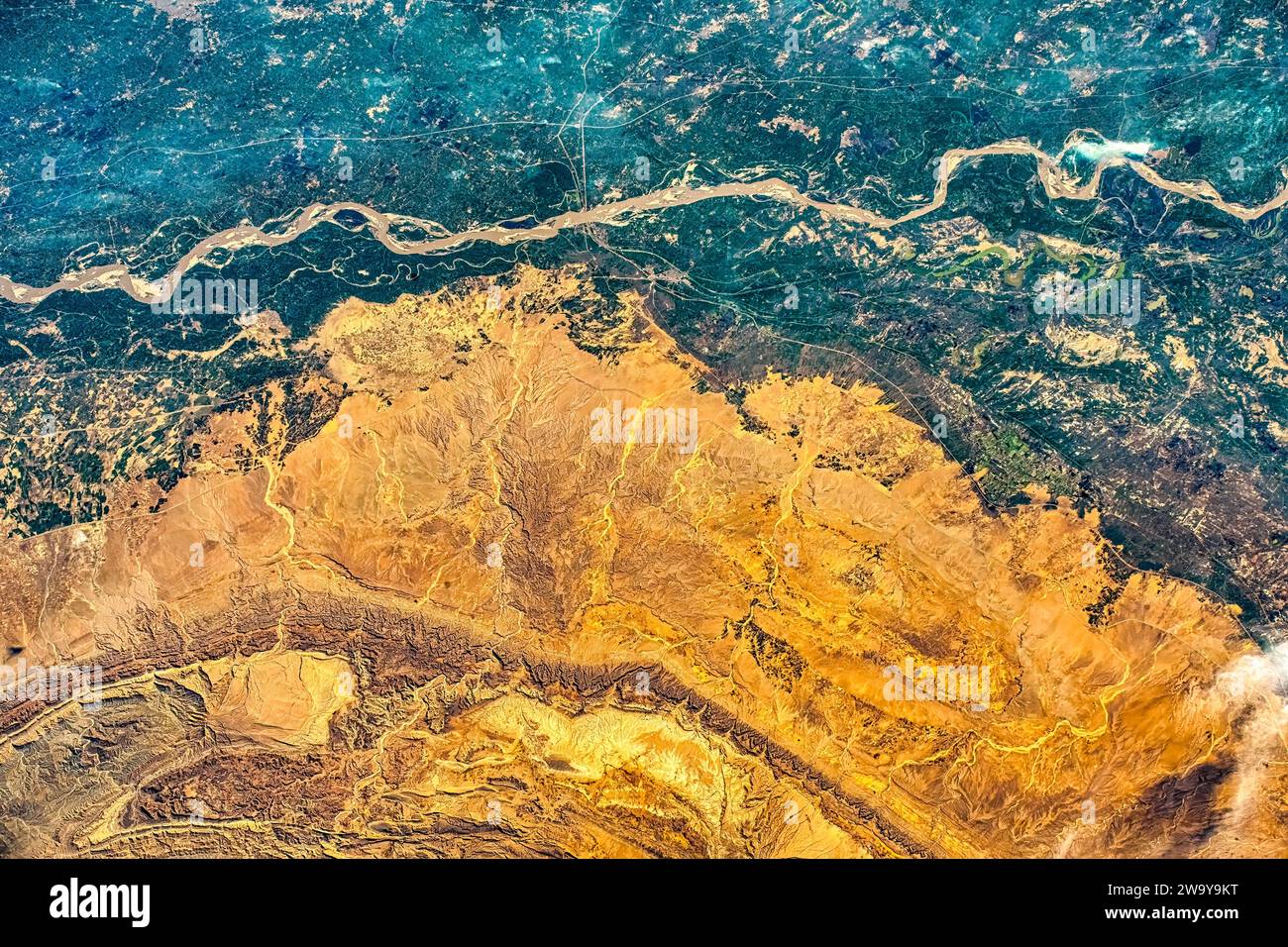 Contrasto deserto e foresta in Pakistan. Miglioramento digitale di un'immagine della NASA. Foto Stock