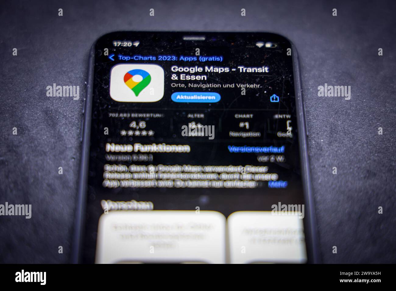 App Store - Apple - Apple App Store auf einem iPhone. Top-Charts 2023: Apps gratis: Google Maps - Transit & Essen // 29.12.2023 *** App Store Apple Apple App Store su un iPhone Top Charts 2023 Apps free Google Maps Transit Essen 29 12 2023 Foto Stock