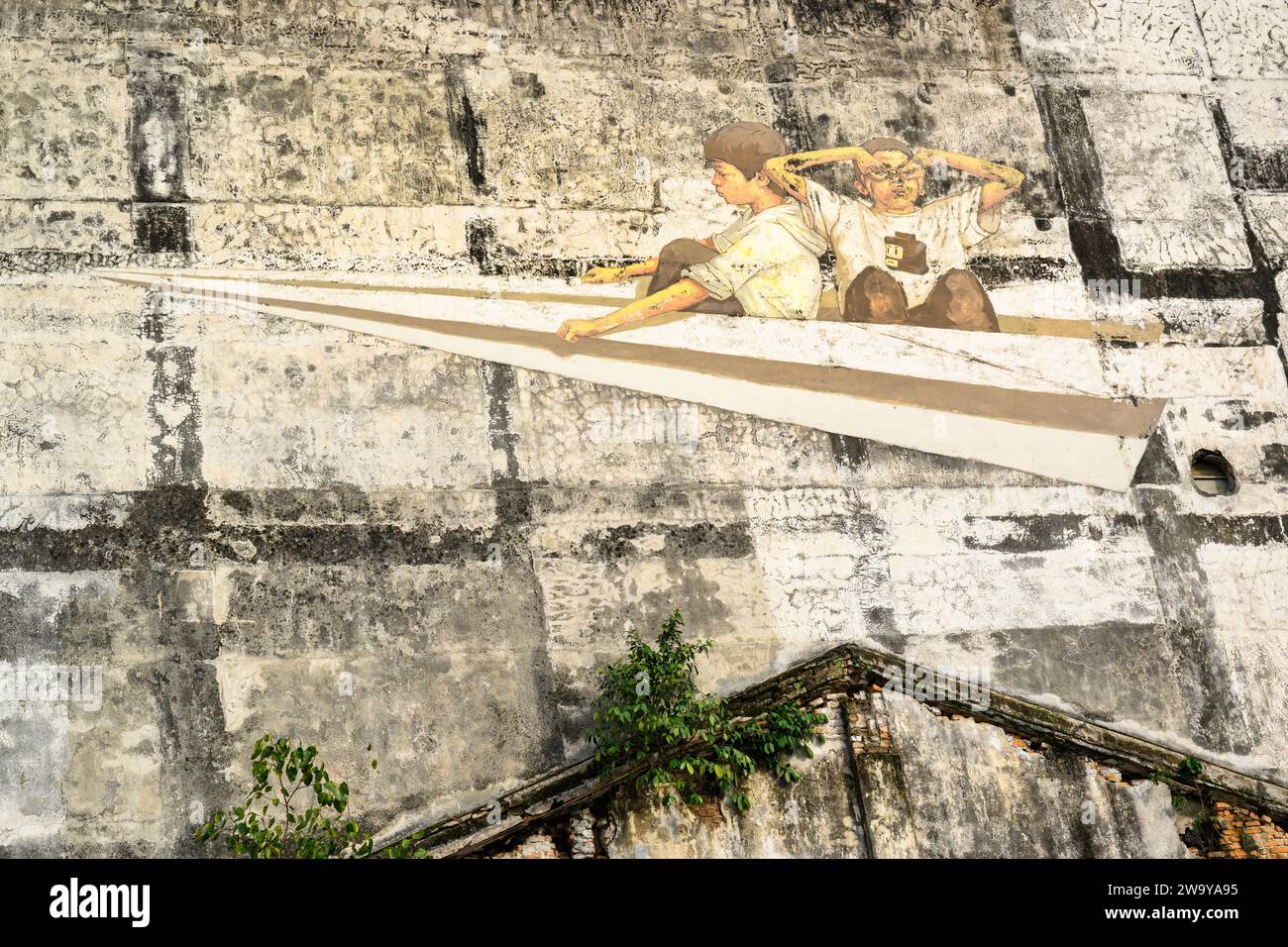 Children Flying on a Paper Plane Street Art, Ipoh, Perak, Malaysia Foto Stock