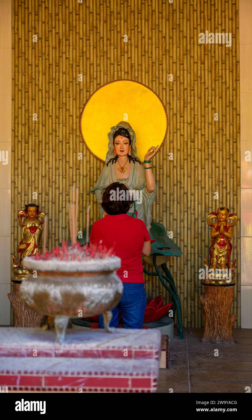 Pregare il Tempio Ling Sen Tong, Ipoh, Perak, Malesia Foto Stock