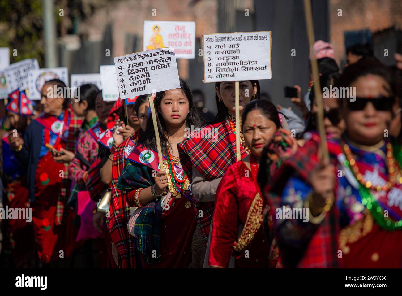 I membri della comunità Tamu/Gurung stanno radunando a Kathmandu, in Nepal, in occasione di Tamu Lhosar, che viene osservato ogni anno per celebrare l'arrivo del nuovo anno. (Foto di Amit Machamasi/NurPhoto) Foto Stock